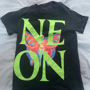 Svart T-shirt (neon tour, Playboi Carti) - Playboi carti merch neon tour. 9/10 skick