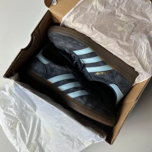 ADIDAS Handball Spezial navy - Härlig marinblå färg på Adidas Handball Spezial. Har i flera färger så valde att sälja dessa. Använda max två gånger. Se bilderna på sulan och i skon, det är inte slitet alls. Har kvar lådan de kom i! 