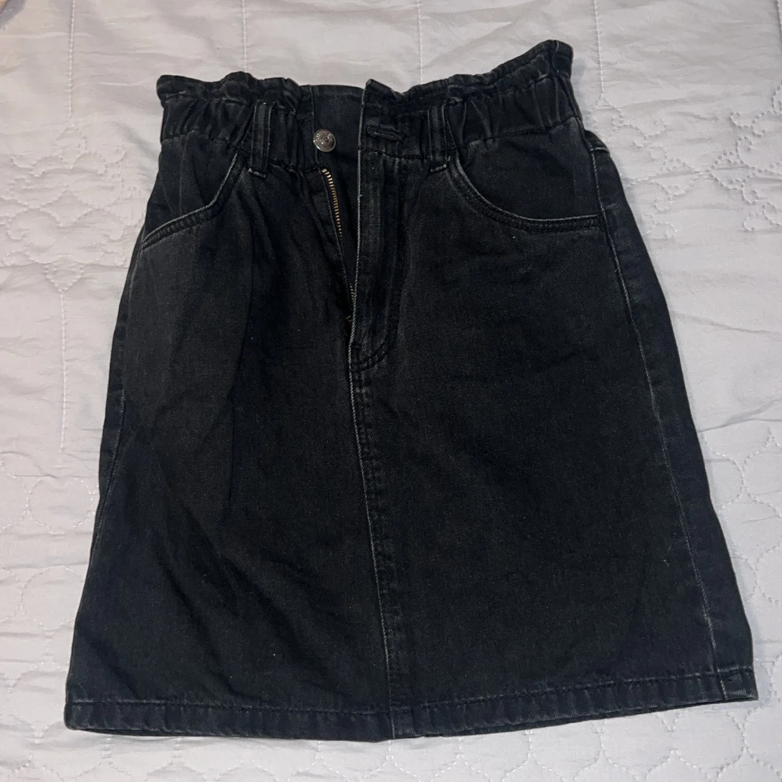 Svart jeanskjol med resårmidja