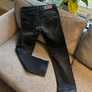 G Star Raw Jeans - Säljer ett par sjukt feta jeans från G star raw. Nypris 1 500kr, hör av er vid funderingar 👌