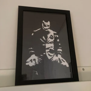 Tavlor, olika motiv, 5 st - Fyra svartvita tavlor med skräckmotiv i svarta ramar. Varje tavla har en distinkt stiliserad bild av en skräckfigur, vilket ger en dramatisk och mystisk känsla. Bild 1-4 A4 pappers storlek.          Bild 5 20 x 20 cm.