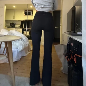 Lululemon groove pant flared  - Säljer mina absolut favorit träningsbyxor från lululemon i storlek 6 motsvarar en 36/38. Använda fåtal gånger. Går även att vika ner kanten så att de blir lågmidjade 
