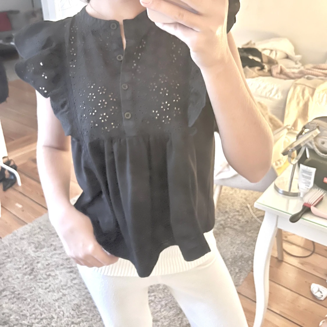 Svart blus med spetsdetaljer - 90