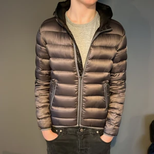 Colmar jacka - Riktigt snygg Colmar jacka perfekt till vintern, litet hål vid ärmen men påverkar ej användningen, storlek 42 vilket motsvarar ca xs. Modellen är 178