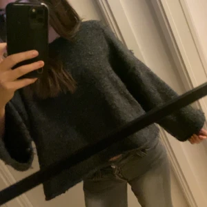 Mörkgrå stickad tröja - Säljer en mysig mörkgrå stickad tröja med lång ärm och en lös passform från Zara. I storlek S. Kan skicka mer bilder privat💞