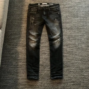 Replay anbass 33x34 - Snygga svarta jeans från Replay med coola slitningar och en modern look. Säljer dom för att jag inte andväder dom längre. Va inte rädd för att skriva om du har mer funderingar ✍️ pris kan sänkas under snabb affär