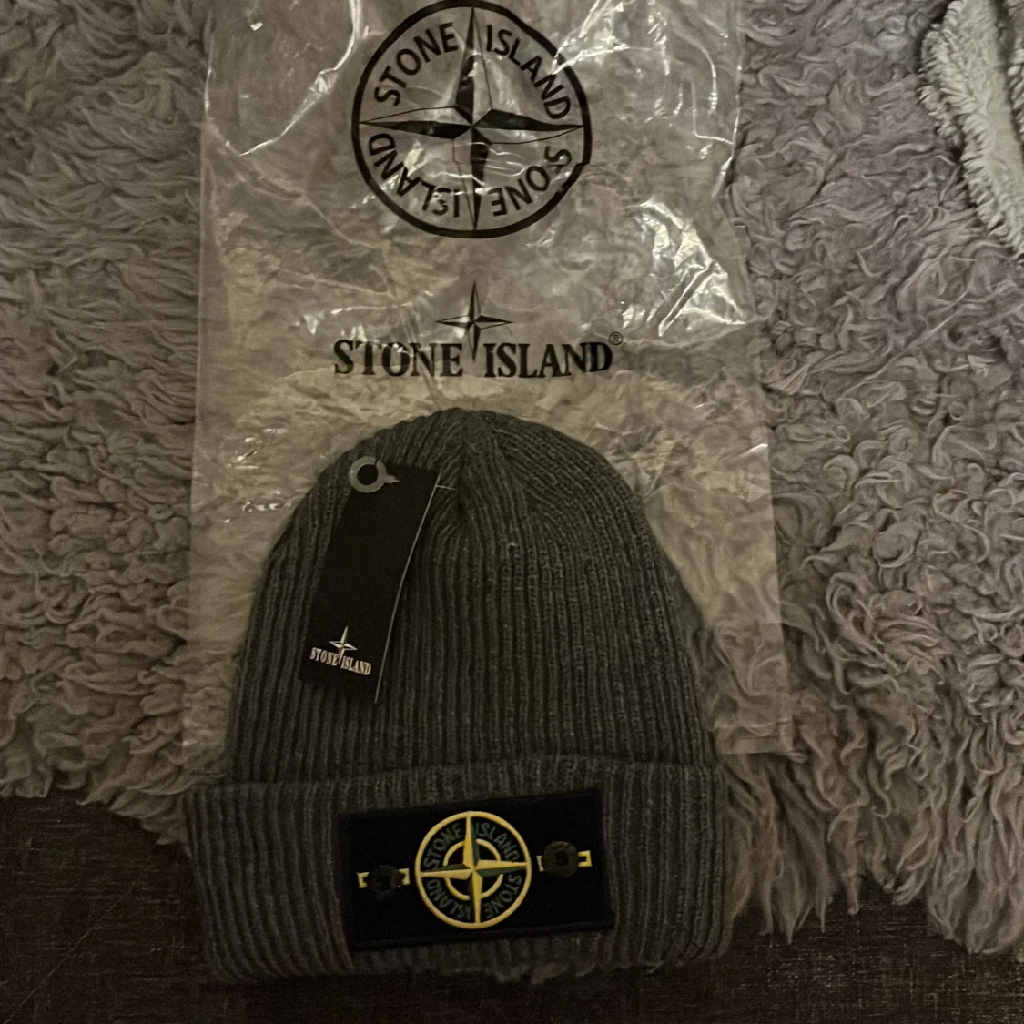 Grå ribbad mössa från Stone Island