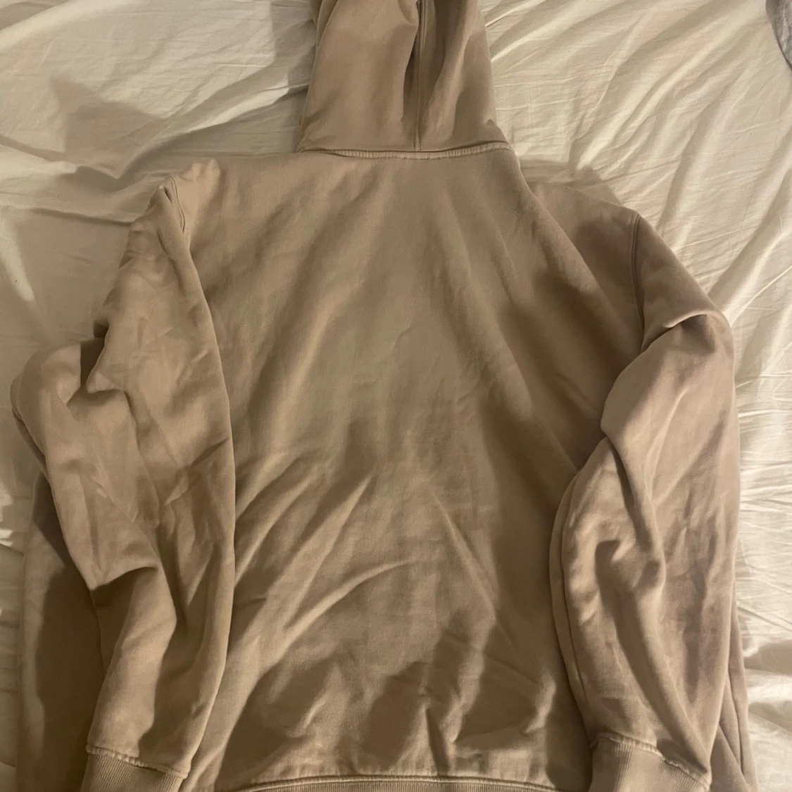 Beige hoodie med dragkedja från weekday  - 91