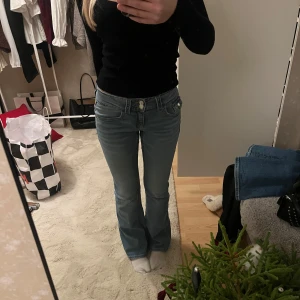 Lågmidjade jeans  - Super snygga lågmidjade jeans från Gina Young, de har olika detaljer som en lite ficka och två knappar!  sitter perfekt på, storleken är 164, knappt använda så inga defekter!!💞💞Slutsålda i storlek 164!!