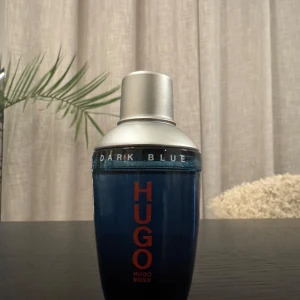 Hugo Boss Dark Blue Eau de Toilette - Säljer en flaska Hugo Boss Dark Blue Eau de Toilette. Flaskan är mörkblå med en stilren design och har en silverfärgad kork. Den rymmer 75 ml och är perfekt för den som gillar en djup och intensiv doft. Det är ca 60-65 ml kvar.
