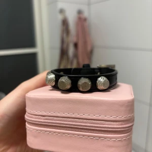 Balenciaga inspirerat armband - Fint läder armband med nitar. Köpt i spanien