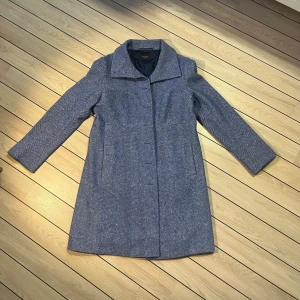 Max Mara ullkappa - Mycket fin och mjuk ullkappa i fin blå färg! Nypris 6500kr