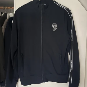 Tröja från Karl Lagerfeld - 10/10 skick - S - Mörkblå Karl Lagerfeld tröja/overshirt i storlek S 10/10 skick.