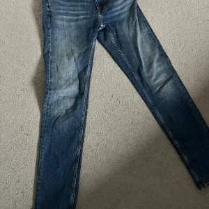 Blå jeans från GANT - Blåa jeans från gant fint skick. Storlek 30/34