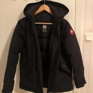 Canada goose jacka - En jättefin jacka (nästan helt ny) säljer på grund av att den inte har kommit till användning. Den kommer med boxen samt kvittot för bevis på äkthet! Priset går att diskutera☺️