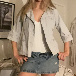 Trekvartsärmad jacka - Så snygg ljusgrå trekvartsärmad jacka från Pimkie🥰skulle säga att den passar xs-s💕💕