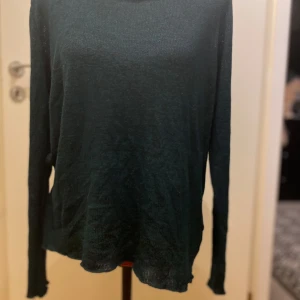 Petroleum färgad stickad tröja L - Säljer en stilren stickad tröja med rund hals. Tröjan har långa ärmar och en mjuk textur, perfekt för kyligare dagar. Passar bra till både jeans och kjol. Bortklippt märkning. Gissningsvis storlek L i en viskos blandning. Längd:  66 cm, armhåla till armhåla: 57cm