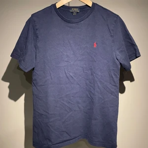 Ralph Lauren T-shirt - |Tja! En sjukt snygg Ralph Lauren t-shirt❗️| Skick 910 otroligt bra skick☑️| Storlek: L 14-16 (XS), passar mig hyfsat bra - 185cm📏| Nypris: ca 1000kr💵| Färg: marinblå, som på bilden💙| Fraktar spårbart via postnord eller instabox📦| Hör av er för mer information!| Allt gott👊