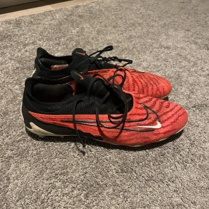 Nike phantom gx FG - Nike phantom, bra skick förutom att dobbarna är lite slitna men fortfarande väldigt bra att spela i. Nypris 3199kr