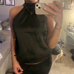 Fest topp från Gina - As snygg fest topp från gina tricot! Säljer då den tyvärr bara legat i garderoben. Endast använd 2 gånger så i nytt skick🙂