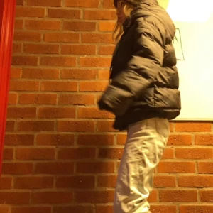 Gray pufferjacka med huva - Säljer en svart pufferjacka med huva och dragkedja. Jackan har långa ärmar och är perfekt för kyliga dagar. Köpte den förra vintern och använde under två månader ett fåtal gånger. Så mycket bra skick                                     Nypris : 499 