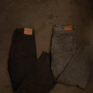 Levis jeans i svart och grått - Två par Levis jeans i klassisk design. Ett par i svart och ett par i grått, båda har en bagge passform. Båda är i storlek 32/32. Båda har en snygg tvätt. Nypris 3000 (1500 st) mitt pris 300 varför så lågt är för att jag vill bli av med dem då dem aldrig används längre.  våga skriv om ni har frågor!