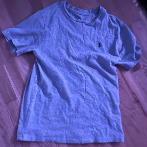 Ralph Lauren t-Shirt  - Grå Ralph Lauren t shirt storlek 150. Skriv vid funderingar