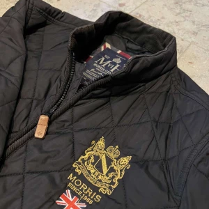 Svart quiltad jacka från Morris - Tja säljer denna skit feta jacka från Morris storleken XS skicket är 9/10 tveka inte att skriva vid funderingar eller frågor. Priset kan diskuteras. 