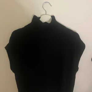 Svart ärmlös polotröja - Säljer denna från monki i xs likar den från soft goat