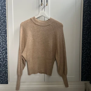 Beige stickad tröja från Gina Tricot - Beige stickad tröja från Gina Tricot i storlek XS🤎 Tröjan har en rund halsringning och mudd nertill samt vid ärmarna🌸