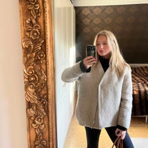 Beige kappa - Säljer en stilren beige kappa med en enkel design. Jackan har en normal passform och långa ärmar, perfekt för höst och vår. Den är utan mönster och har en diskret dragkedja framtill. Jag har själv sytt upp jackan då den va längre förut, därav kan inte dragkedjan andvändas💕