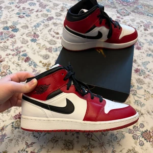 Air Jordan 1 Mid Gs Chicago strl 38 - Använda någon enstaka gång och är i toppenskick. Nypris 3000kr - 4000kr. Pris kan diskuteras vid snabb affär 🌟