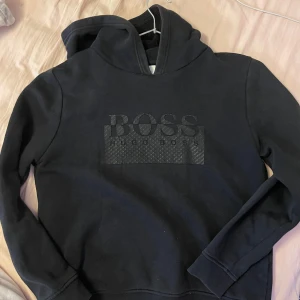 Hugo boss hoodie - Svart, bra skick hugoboss hoodie i xs, liten i storleken 💕