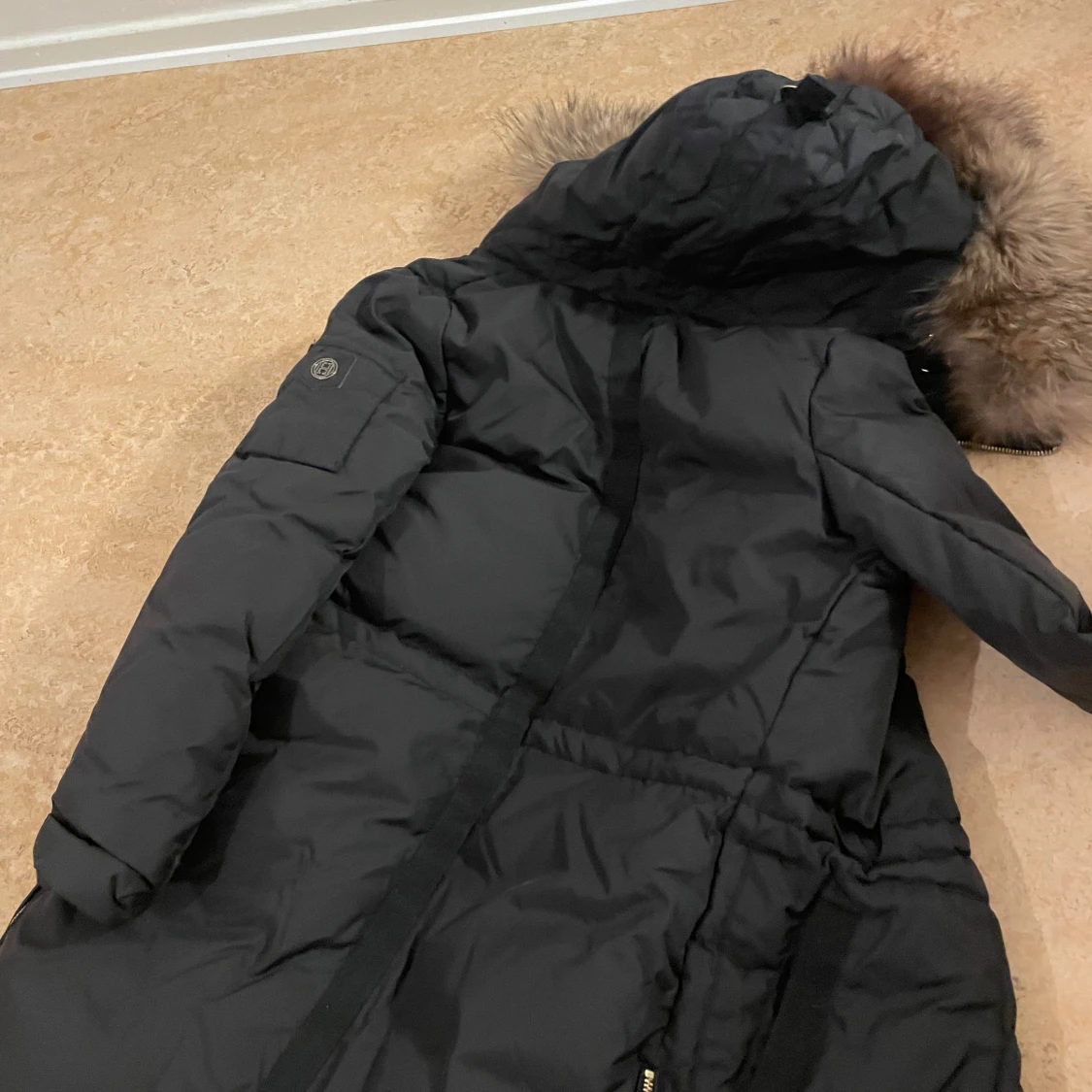 Svart parkajacka med pälsdetaljer - 90