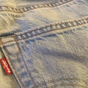Levis ljusblå jeans 501 - Säljer ett par klassiska ljusblå Levis jeans med normal passform. Perfekta för en stilig stil priset går självklart att diskuteras. 