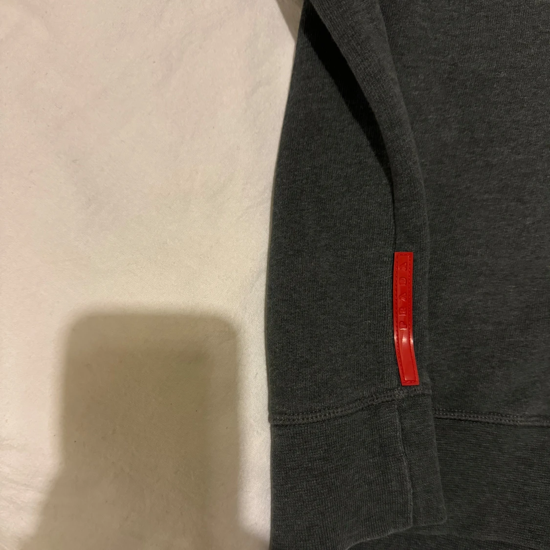 Mörkgrå tröja från Prada