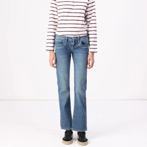 Blå bootcut jeans från LTB - Snygga blå lågmidjade bootcut jeans från LTB. Skriv till mig för fler bilder💕