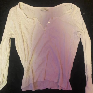 vit tröja - jätte snygg vit farfars tröja, har inte använts så jätte mycket 💓💓 står storlek M men skulle säkert passa S oxå