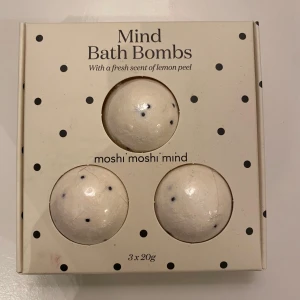 Mind Bath Bombs med citrondoft - Säljer ett set med tre naturliga och veganska badbomber från moshi moshi mind. De har en fräsch doft av citronskal och är perfekta för att skapa en spa-känsla hemma. Varje bomb väger 20g och är utvecklad för att göra huden mjuk och återfuktad.
