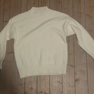 stickad tröja - Säljer en stilren vit stickad tröja i mohair. Tröjan är lite rufsig i materialet. Den är i storlek M. Den är använd en gång. Priset är 300kr