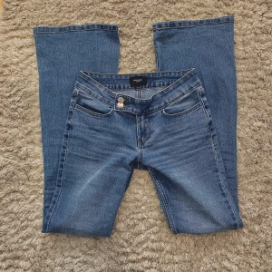 Låg midjade jeans - Snygga låg midjade jeans från vero Moda. Dem e bootcut men säljer de då de e för små för mig. 34 cm tvärsöver. SKRIV FÖR PRIS FÖRSLAG💗