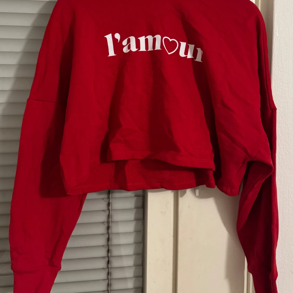 Röd hoodie med texten 'l'amour' - 90