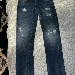 Blå jeans med slitningar - Jeans använda 5 ggr och är för stora 