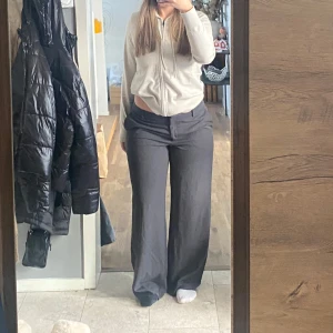 Låga mörkgråa kostymbyxor - Snygga svarta kostymbyxor med låg midja och raka ben. Perfekta för en stilren look❣️Sömmarna på benen är uppsprättade för att få längre passform, skickar gärna bild❤️