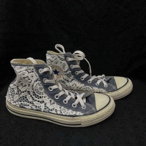 Blå sneakers med spetsdetaljer - Unika Converse sneakers i blått med vackra spetsdetaljer. Skorna har klassisk snörning och en vit sula. 