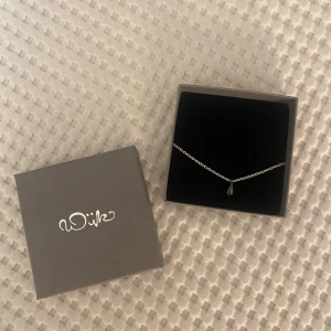Silverhalsband med droppe - Helt nytt silverhalsband från Wijk (Silver Wijk design). Säljs pga att jag använder guldsmycken. Heter ”Blod, svett och tårar-berlock matt”. Nypris kedja + berlock är 600kr. Tänkte 300kr eller bud. Vill bli av med det så skicka gärna bud.