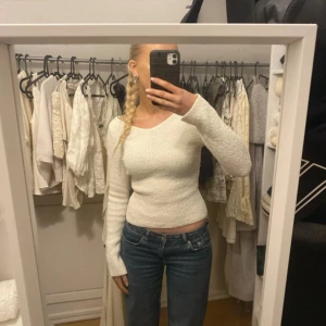 Vit ribbad tröja stickad  - Säljer en stilren vit ribbad tröja med lång ärm. Perfekt för en enkel och snygg look. Passar bra till jeans eller kjol.