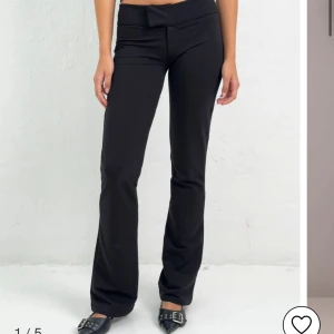 Lågmidjade kostymbyxor  - Säljer dessa Lågmidjade kostymbyxor från Nelly. De heter Soft Flare Pants och är i storlek 34. Bara använda några gånger och säljer för att de blivit för små. Säljer för 200kr🥰