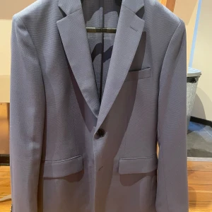 J. Lindeberg - Aldrig använd endast provad! Nypris 4500kr. Sjukt snygg kavaj som passar bra till vilket tillfälle som helst! Tunt material som gör den perfekt som en kavaj på sommaren. Modell Hopper U Active. Pris kan diskuteras. Finns på andra sidor