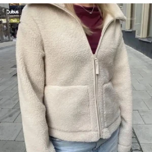 Beige teddyjacka  - Mysig beige teddyjacka med dragkedja framtill ifrån hm. Den är knappt använd 